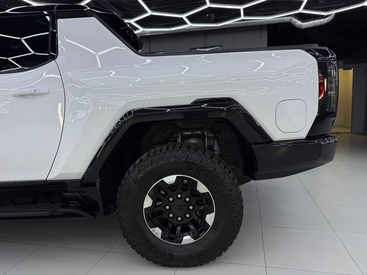 Полная защита GMC Hummer EV: оклейка кузова, черного глянца, лобового и панорамы
